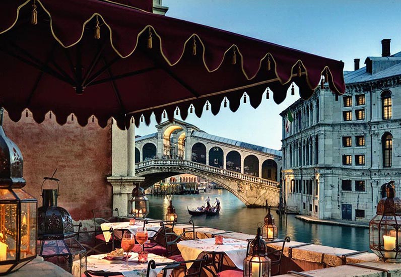 Terrazza con ombrellone professionale Gaggio e vista ponte di Rialto Venezia